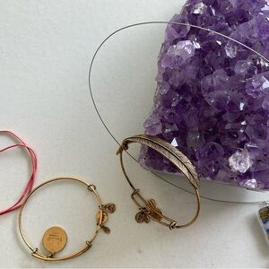 Elegant Gold Feather Bracelet